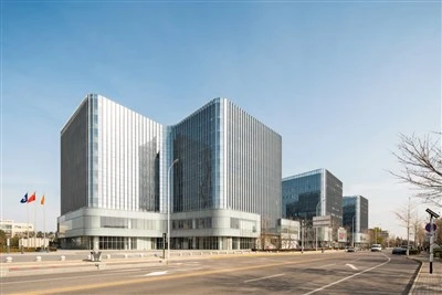 Sklo ve tvaru U pro moderní architekturu